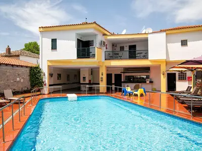 Außenansicht des Gebäudes. Gebaeude der Studios mit Pool