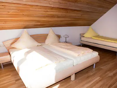 fewohofblick-schlafzimmerzusatzbett