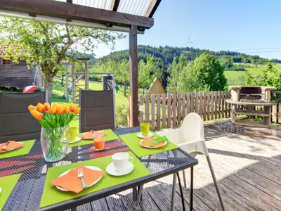 Halbüberdachte Terrasse mit Grill