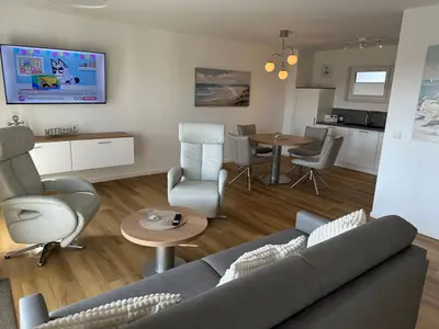 Wohn-Essbereich mit Flatscreen-TV