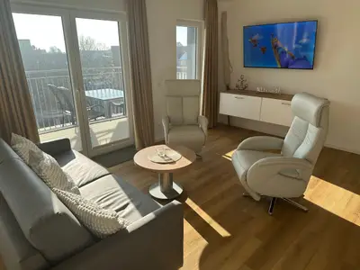 Wohn-Essbereich mit Flatscreen-TV