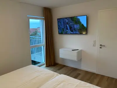 Schlafzimmer mit Doppelbett und Flatscreen TV - gbmv0-01 - Großenbrode