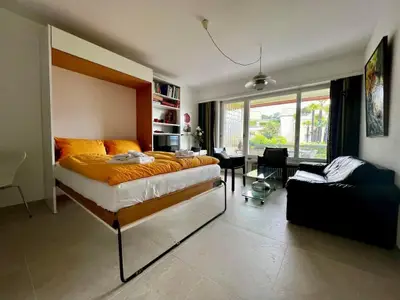 ausgeklapptes Queensize-Bett(120cm) in Wohnraum mit Esstplatz