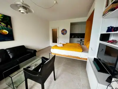 ausgeklapptes Queensize-Bett(120cm) in Wohnraum mit Esstplatz