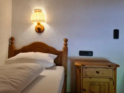 Einzelbett im Kinderzimmer