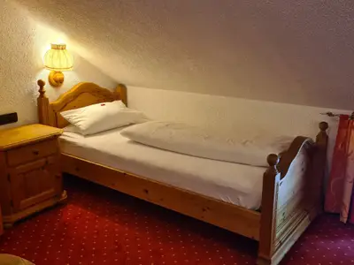 Einzelbett im Kinderzimmer in Dachschräge