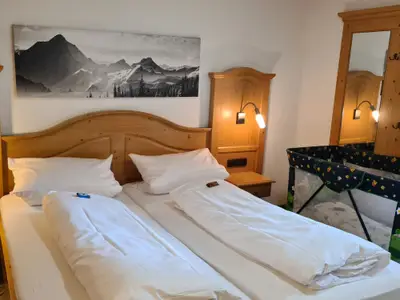 Schlafzimmer mit Doppelbett und Babybett Haus Hedwig 3