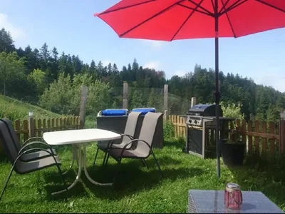 Gasgrill (Gas vorhanden) mit Tisch und Stühlen 
