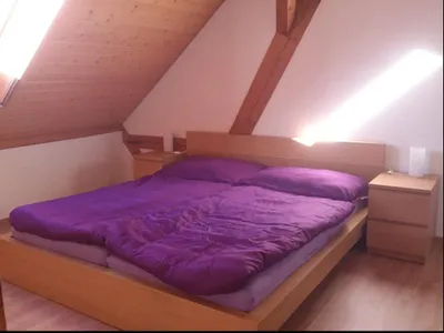 Schlafzimmer - Kingsize Bett mit 2 separaten Matratzen, 2 Nachttischen inkl. 2 Nachttischlampen