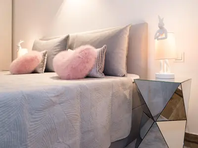 Kare Design Lampen und luxuriöses  Boxspringbett für himmlische Träume