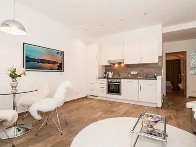 Luxus pur: Vitra Stühle, Samsung The Frame Fernseher, Küche inkl. Villeroy & Boch Geschirr