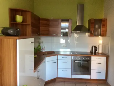 Küche mit Kaffeemaschine , Toaster und Geschirrspülmaschine