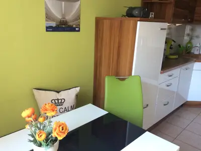 Küche mit kleinem Esstisch