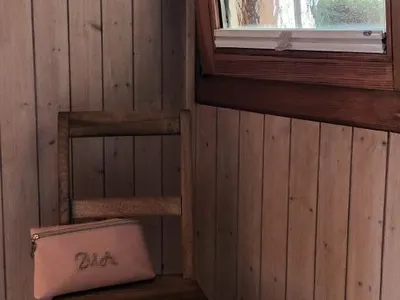 BADEZIMMER = DUSCHE & WCmit Fenster und Fliegen-Netz