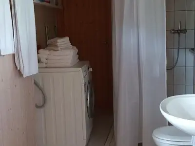 Geräumiges Badezimmer: DUSCHE barrierefrei und WASCHMASCHINE 