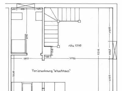 Der Parterre-Grundriss mit Wohnzimmer, offener Küche und Bad
