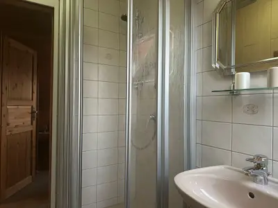 Badezimmer mit Dusche