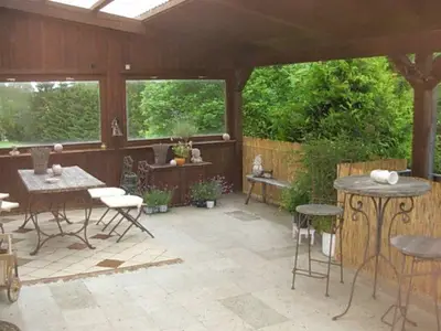 Terrasse. große ca. 40 qm große holzüberdachte eingezäunte Aussenterrasse
