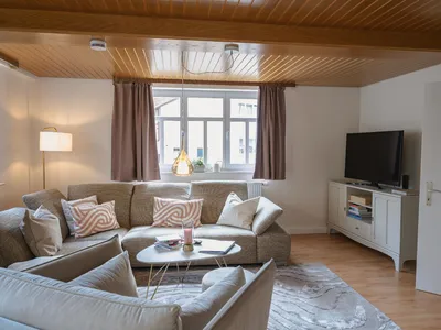 Im Wohnzimmer gibt es Spiele, Bücher und natürlich den Smart-TV