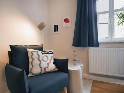 Im Schlafzimmer gibt es eine Leseecke