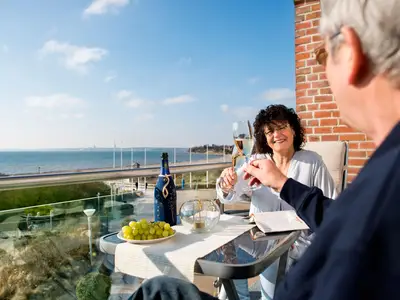Balkon. Top-Panorama-Meerblick über die ganze Lübecker Bucht