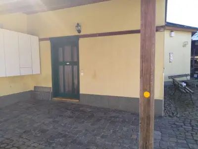 Eingang zur Wohnung und ihr Stellplatz für einen PKW / Kleintransporter, abgeschlossenes Grundstück