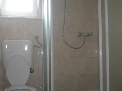 Toilette und Duschkabine