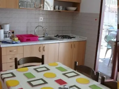 Küche mit Herd, Wasserkocher,  Kaffeemaschine und Klimaanlage