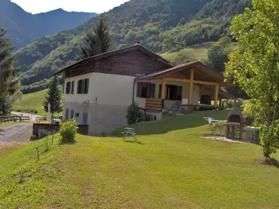 Haus mit Terrasse und Wiese