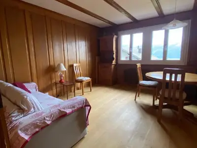 Stube mit Schlafofa und Esstisch