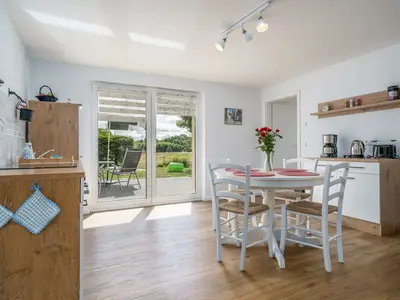 Ferienwohnung Storchennest offene Küche mit Essbereich
