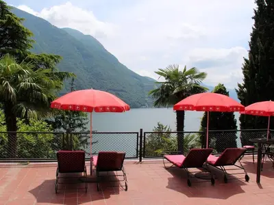 Gemeinschafts-Terrasse vor Hallenbad