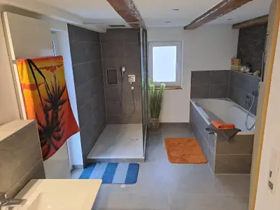 Dusche und Badewanne im 1. OG