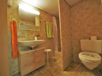 Badezimmer mit Dusche / WC