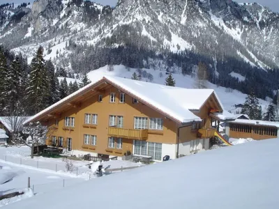 Ansicht im Winter. Ferienwohnung im EG rechts
