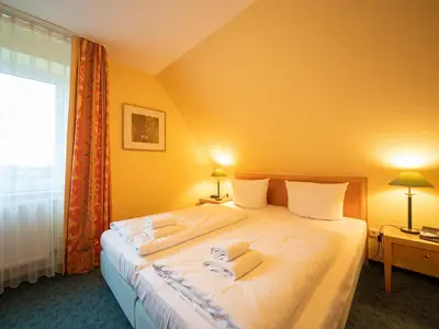 Schlafzimmer mit Doppelbett