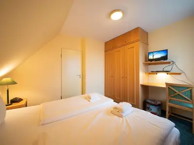 Schlafzimmer mit Kleiderschrank