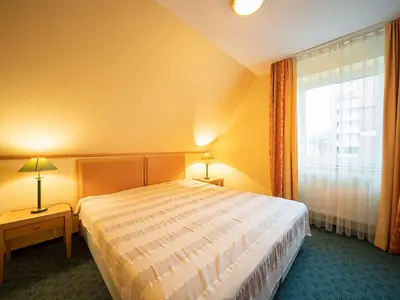 Schlafzimmer mit Doppelbett