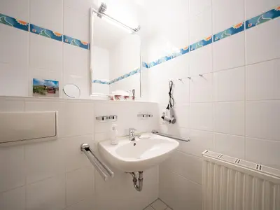 Badezimmer mit Waschtisch