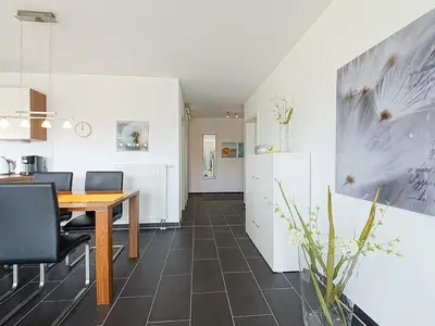 Wohn-Essbereich mit Esstisch und Sitzgelegenheit