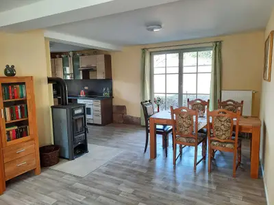 Wohnraum mit Küche und Kaminofen