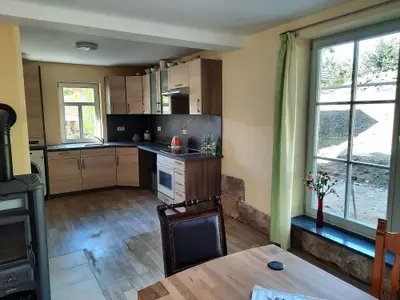 Wohnraum mit Küche und Kaminofen