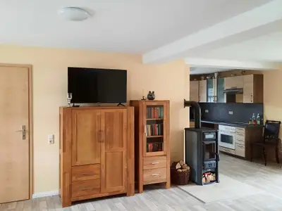 Wohnraum mit Küche, Kaminofen & TV