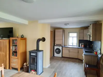 Wohnraum mit Küche, Kaminofen & TV