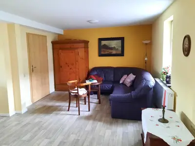 Wohnraum mit Küche und Kaminofen