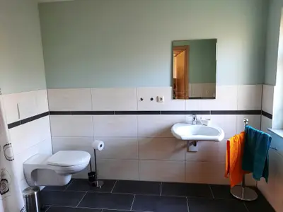 Bad mit Dusche und WC