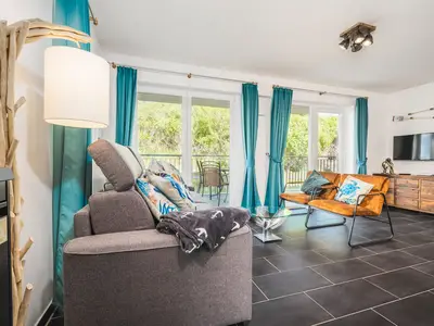 Wohn-Essbereich mit Couch und Flatscreen-TV