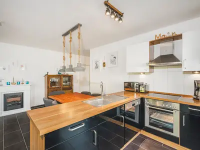 Küchenzeile mit Backofen
