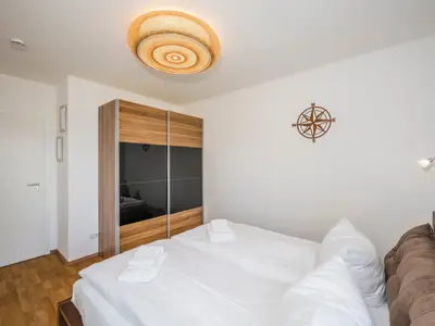 Schlafzimmer mit Doppelbett und Flatscreen TV - gbmv0-01 - Großenbrode