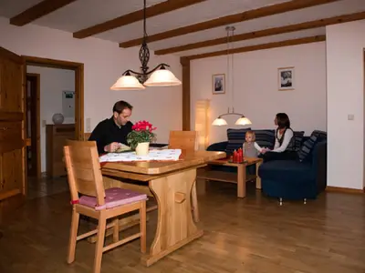 Esstisch und Couch im Wohnzimmer